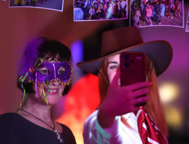 'Valentinovo pod maskama': Tajanstvena plavu&scaron;a ukrala svu pažnju na karnevalskoj zabavi