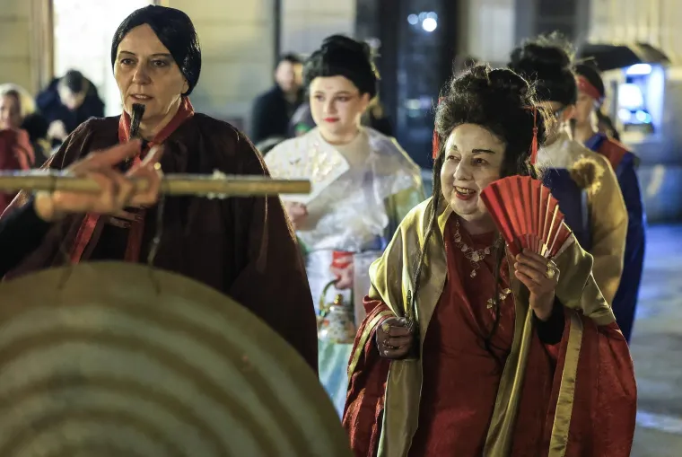 'Valentinovo pod maskama': Tajanstvena plavu&scaron;a ukrala svu pažnju na karnevalskoj zabavi