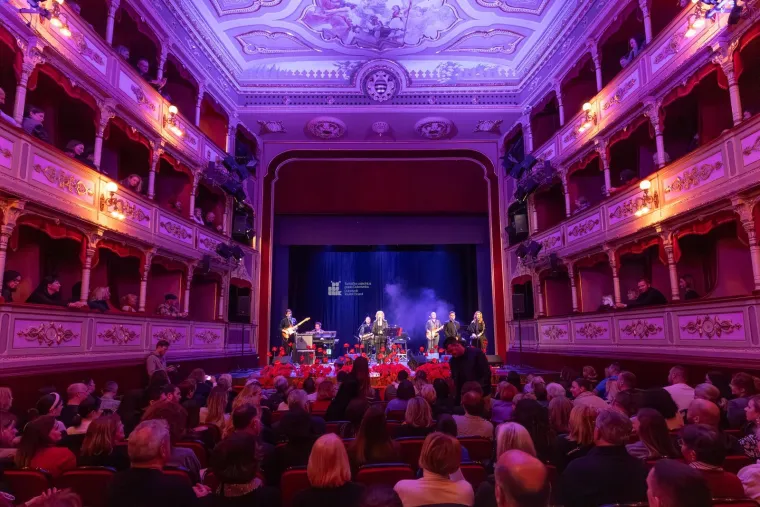 U Areni srpska pjevačica koja je jednom imala figuru Milo&scaron;evića, a pazite &scaron;to su priredili &Scaron;koro i Zloki