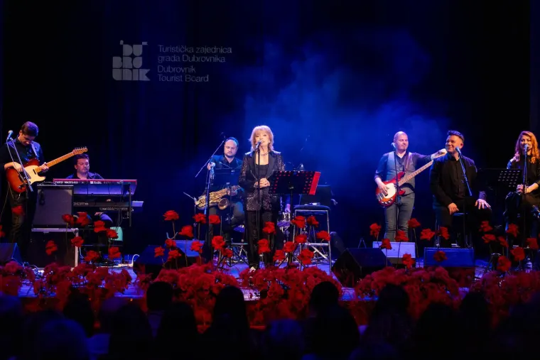 U Areni srpska pjevačica koja je jednom imala figuru Milo&scaron;evića, a pazite &scaron;to su priredili &Scaron;koro i Zloki