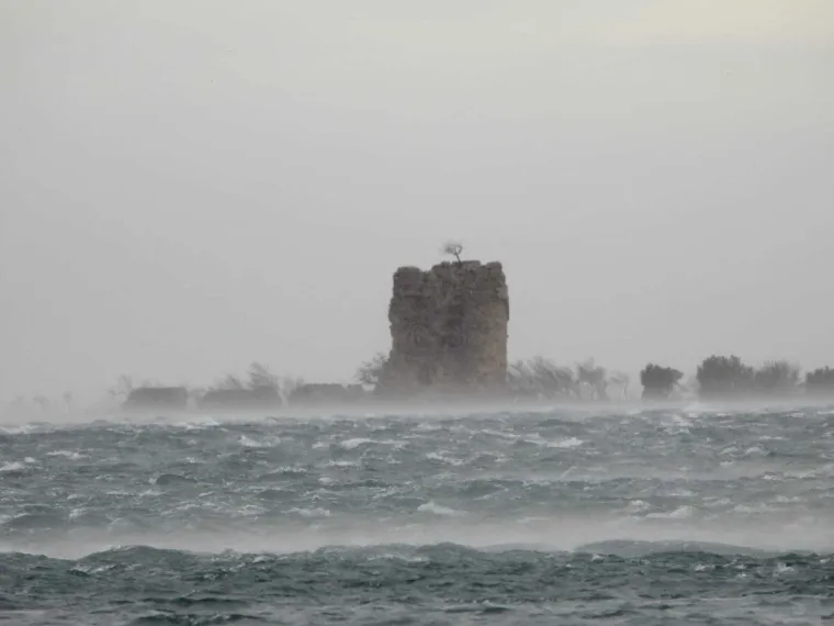 Bura zaustavila auto i potrgala haubu, pogledajte nevjerojatne prizore: 'Zaustavio sam se i ponudio pomoć'