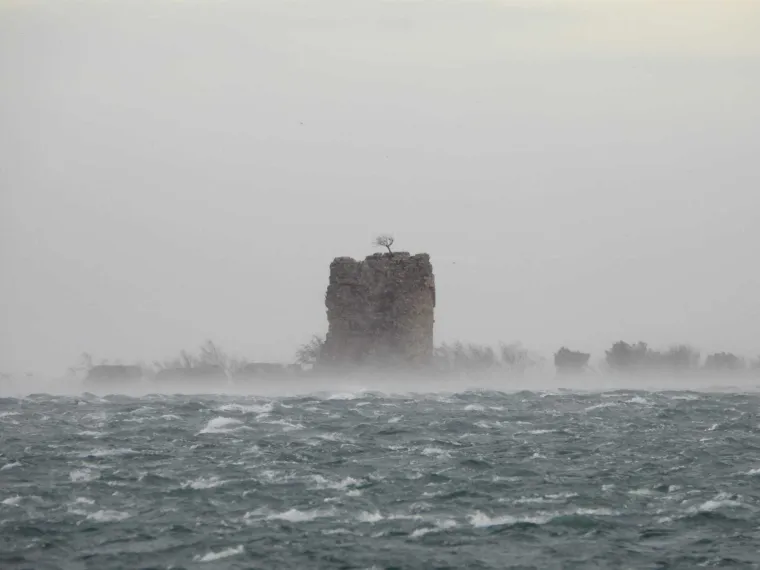 Bura zaustavila auto i potrgala haubu, pogledajte nevjerojatne prizore: 'Zaustavio sam se i ponudio pomoć'