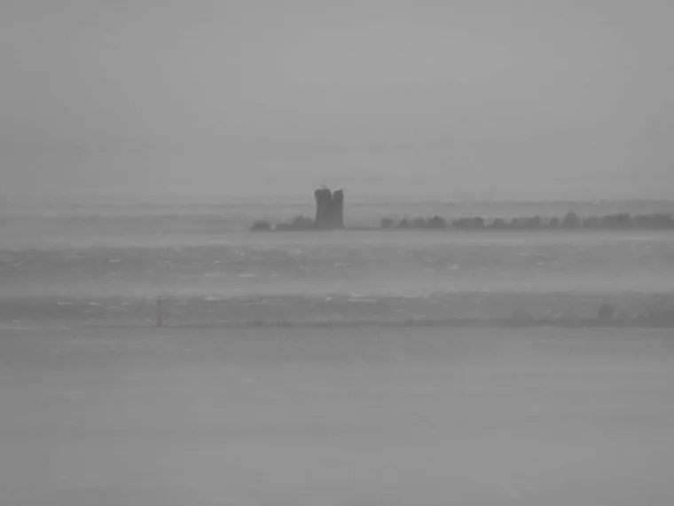 Bura zaustavila auto i potrgala haubu, pogledajte nevjerojatne prizore: 'Zaustavio sam se i ponudio pomoć'