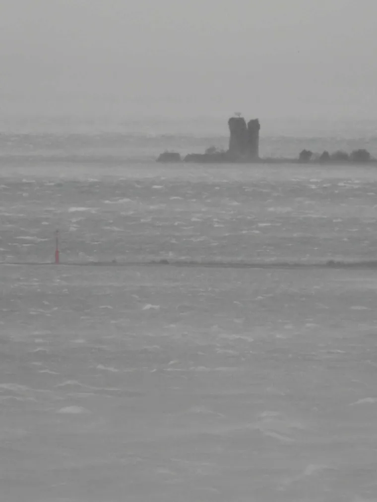 Bura zaustavila auto i potrgala haubu, pogledajte nevjerojatne prizore: 'Zaustavio sam se i ponudio pomoć'