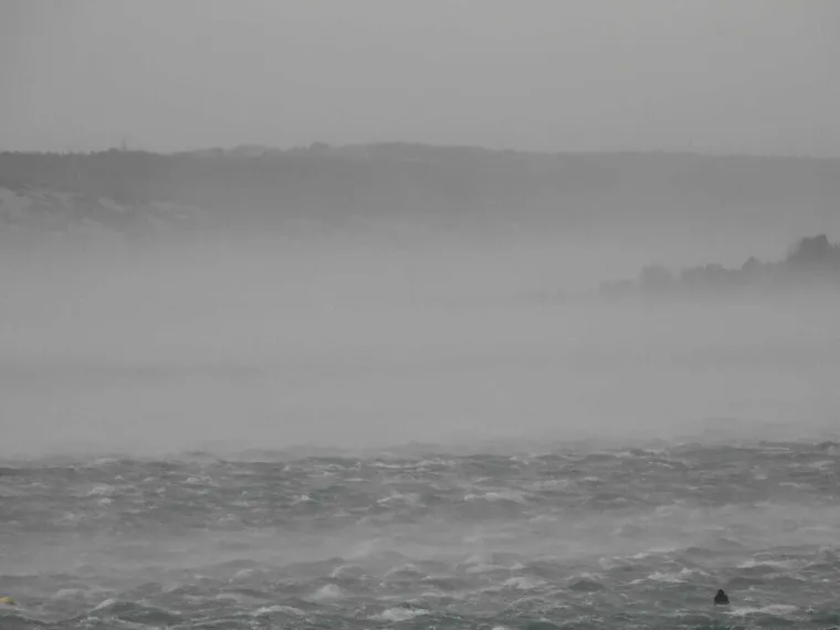 Bura zaustavila auto i potrgala haubu, pogledajte nevjerojatne prizore: 'Zaustavio sam se i ponudio pomoć'