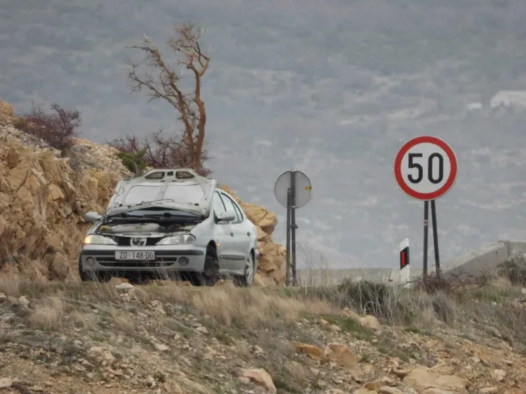 Bura zaustavila auto i potrgala haubu, pogledajte nevjerojatne prizore: 'Zaustavio sam se i ponudio pomoć'