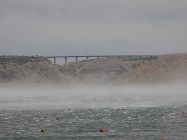 Bura zaustavila auto i potrgala haubu, pogledajte nevjerojatne prizore: 'Zaustavio sam se i ponudio pomoć'