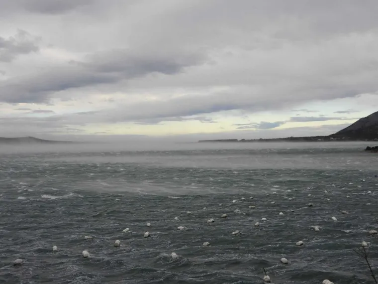 Bura zaustavila auto i potrgala haubu, pogledajte nevjerojatne prizore: 'Zaustavio sam se i ponudio pomoć'