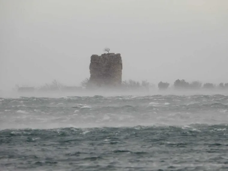 Bura zaustavila auto i potrgala haubu, pogledajte nevjerojatne prizore: 'Zaustavio sam se i ponudio pomoć'