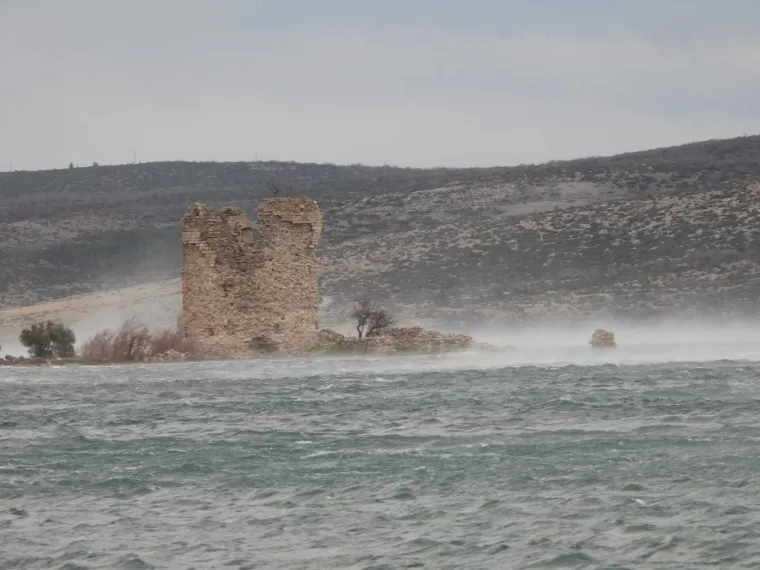 Bura zaustavila auto i potrgala haubu, pogledajte nevjerojatne prizore: 'Zaustavio sam se i ponudio pomoć'
