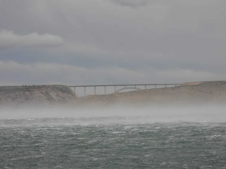 Bura zaustavila auto i potrgala haubu, pogledajte nevjerojatne prizore: 'Zaustavio sam se i ponudio pomoć'