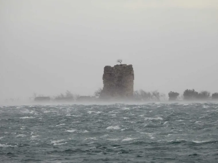 Bura zaustavila auto i potrgala haubu, pogledajte nevjerojatne prizore: 'Zaustavio sam se i ponudio pomoć'
