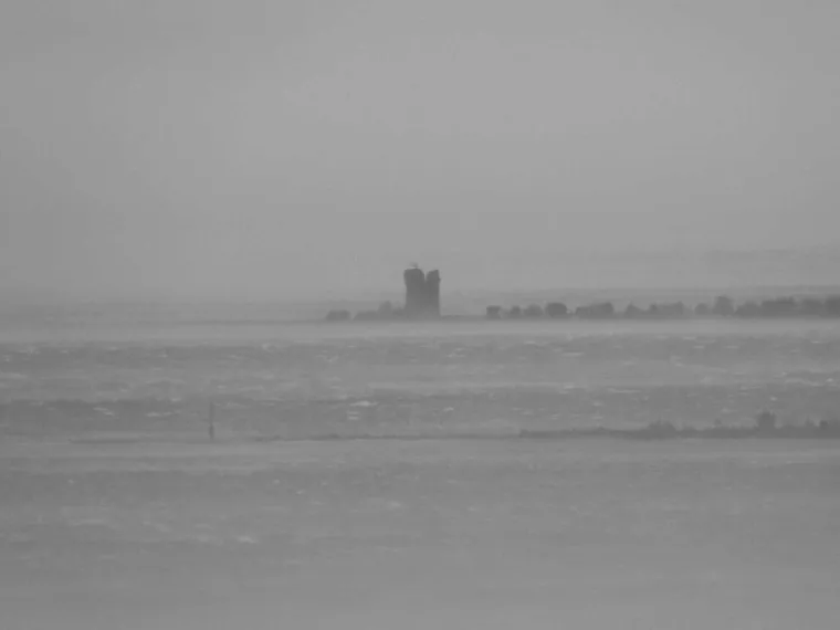 Bura zaustavila auto i potrgala haubu, pogledajte nevjerojatne prizore: 'Zaustavio sam se i ponudio pomoć'