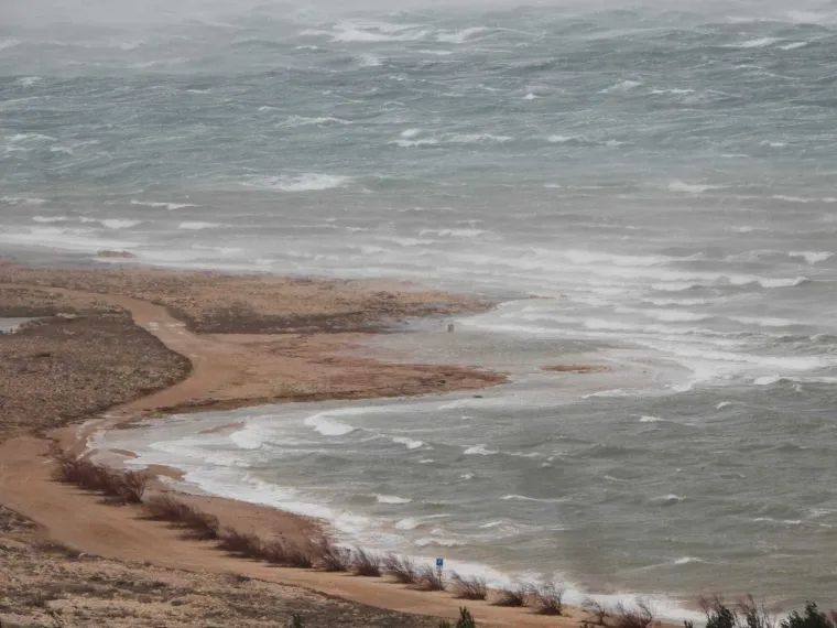 Bura zaustavila auto i potrgala haubu, pogledajte nevjerojatne prizore: 'Zaustavio sam se i ponudio pomoć'