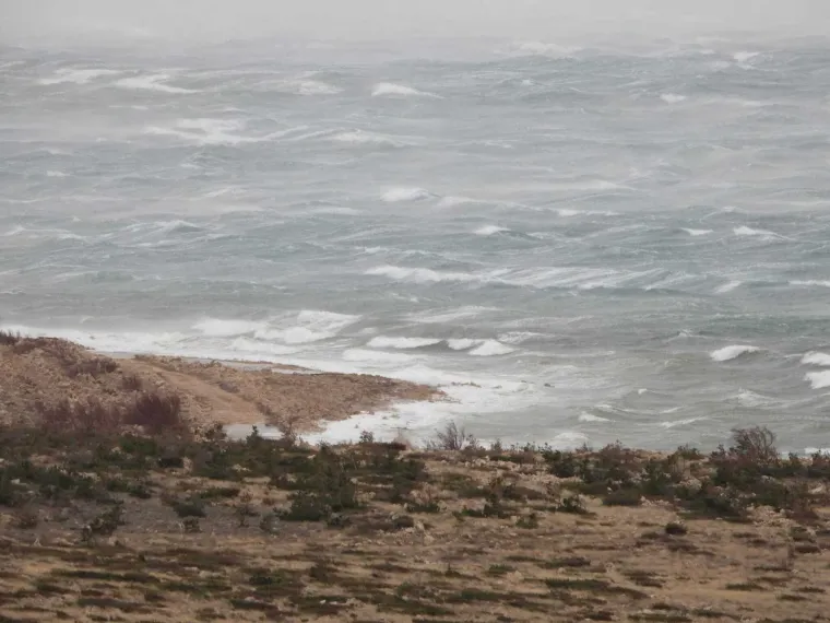 Bura zaustavila auto i potrgala haubu, pogledajte nevjerojatne prizore: 'Zaustavio sam se i ponudio pomoć'