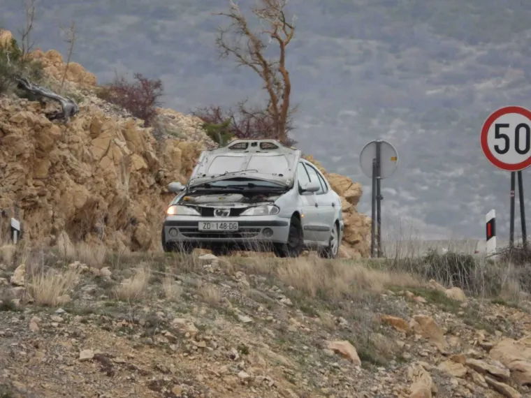 Bura zaustavila auto i potrgala haubu, pogledajte nevjerojatne prizore: 'Zaustavio sam se i ponudio pomoć'