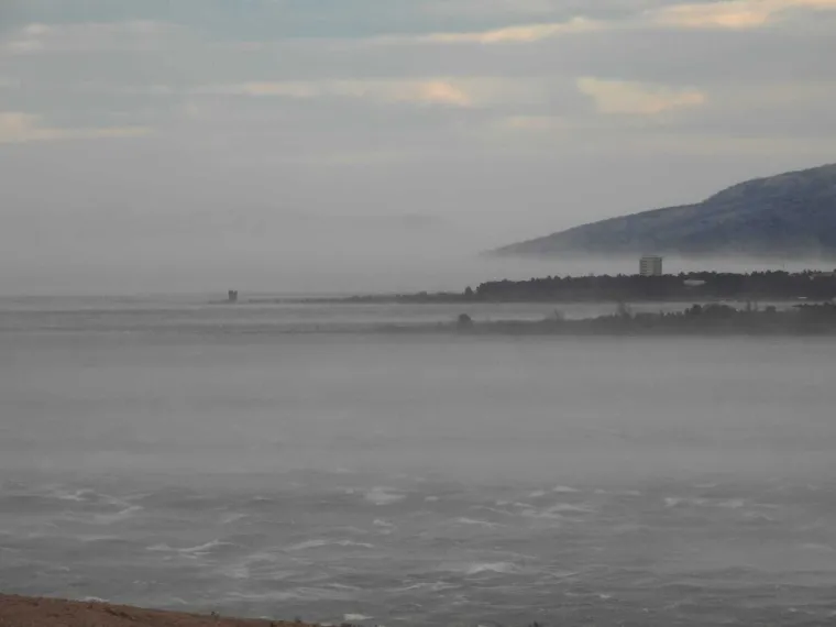 Bura zaustavila auto i potrgala haubu, pogledajte nevjerojatne prizore: 'Zaustavio sam se i ponudio pomoć'
