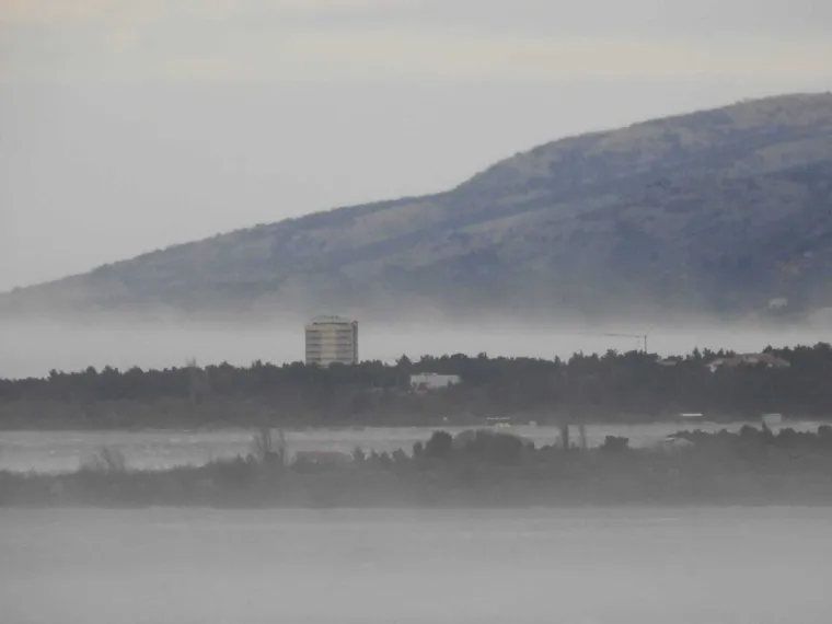 Bura zaustavila auto i potrgala haubu, pogledajte nevjerojatne prizore: 'Zaustavio sam se i ponudio pomoć'
