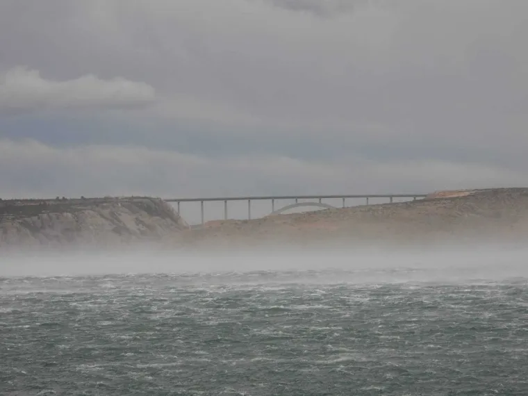 Bura zaustavila auto i potrgala haubu, pogledajte nevjerojatne prizore: 'Zaustavio sam se i ponudio pomoć'