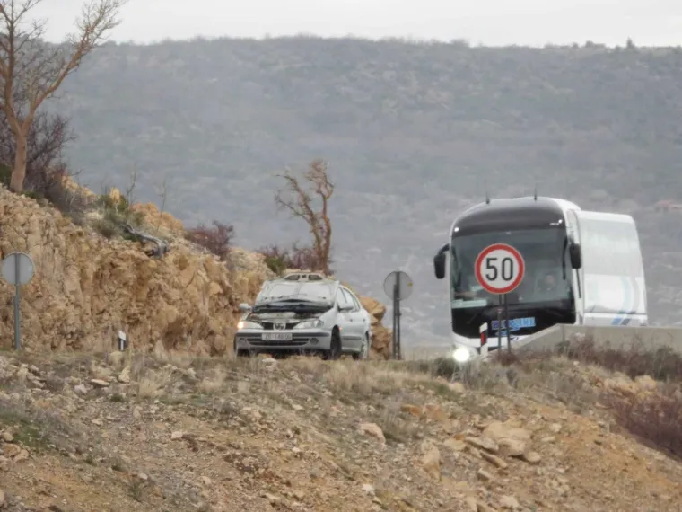 Bura zaustavila auto i potrgala haubu, pogledajte nevjerojatne prizore: 'Zaustavio sam se i ponudio pomoć'