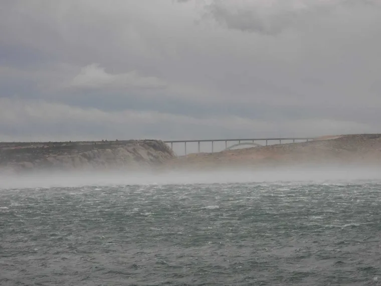 Bura zaustavila auto i potrgala haubu, pogledajte nevjerojatne prizore: 'Zaustavio sam se i ponudio pomoć'