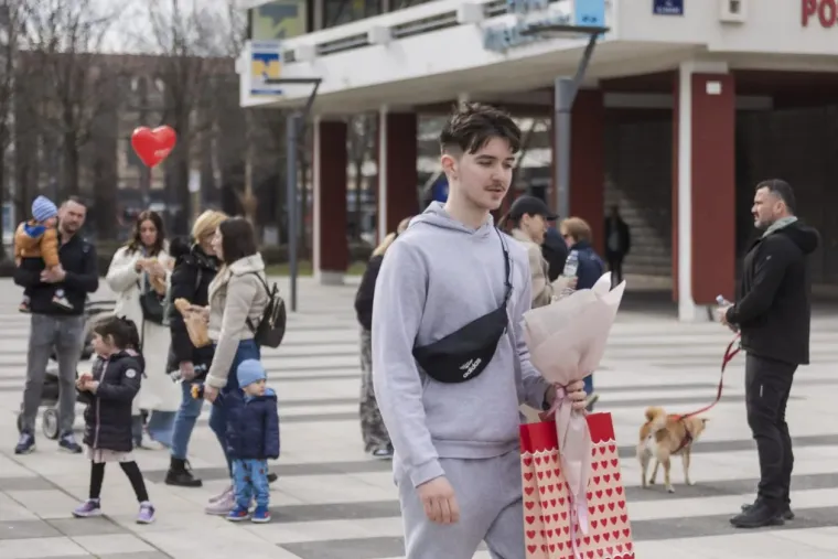 Lijepe Slavonke pro&scaron;etale ulicama na Dan zaljubljenih