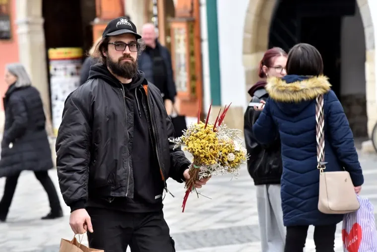 Mlada crnka s buketom ukrala sve poglede na &scaron;pici u Varaždinu