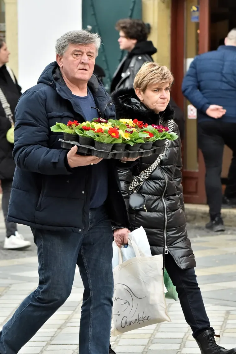 Mlada crnka s buketom ukrala sve poglede na &scaron;pici u Varaždinu