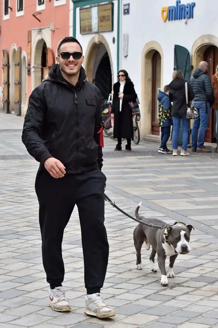 Mlada crnka s buketom ukrala sve poglede na &scaron;pici u Varaždinu