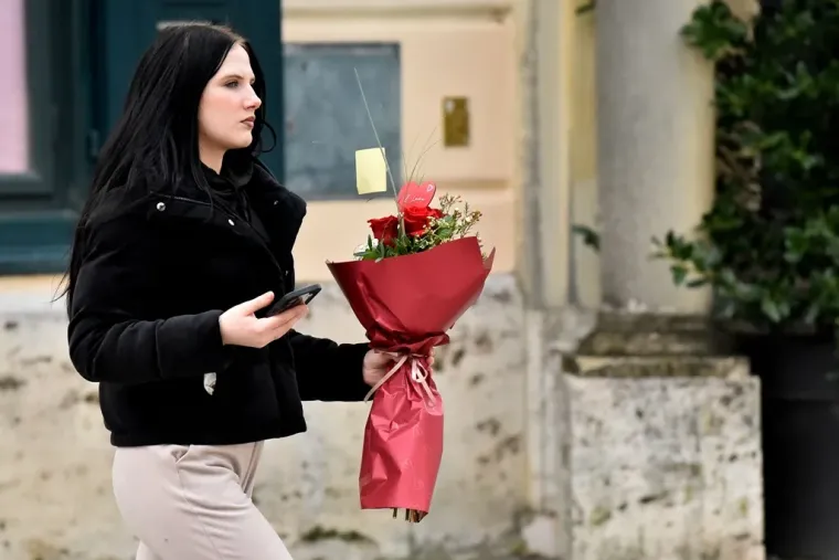 Mlada crnka s buketom ukrala sve poglede na &scaron;pici u Varaždinu
