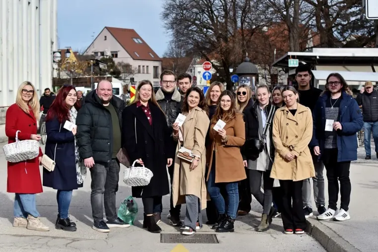 Mlada crnka s buketom ukrala sve poglede na &scaron;pici u Varaždinu