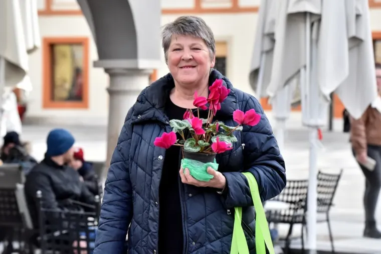 Mlada crnka s buketom ukrala sve poglede na &scaron;pici u Varaždinu