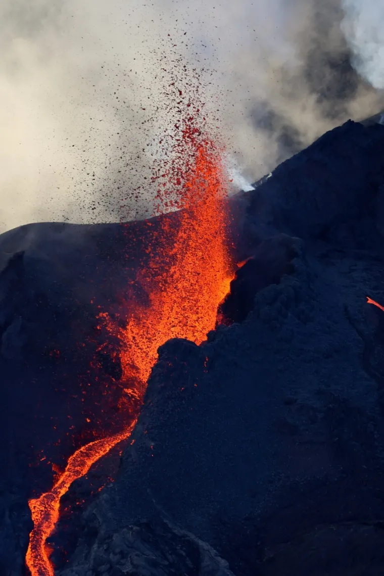 Spektakularni prizori prave snage prirode: Vulkan koji je i stvorio otok vraća se u život