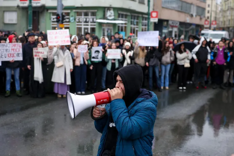 Ella je na intenzivnoj, Erdoana vi&scaron;e nema: Te&scaron;ko je ostati pribran na bolne prizore iz Sarajeva