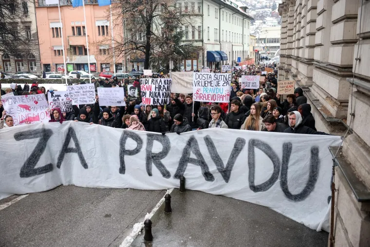 Ella je na intenzivnoj, Erdoana vi&scaron;e nema: Te&scaron;ko je ostati pribran na bolne prizore iz Sarajeva