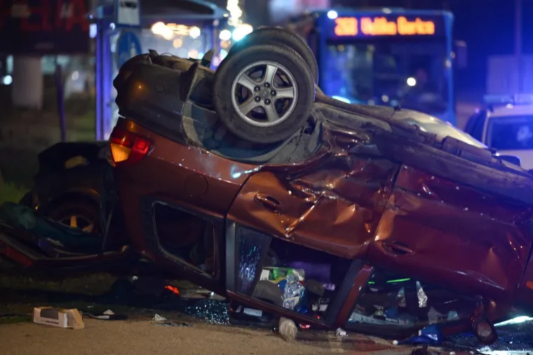 Grozne scene! Te&scaron;ka nesreća u Novom Zagrebu: Auto zavr&scaron;io na krovu, tri osobe ozlijeđene