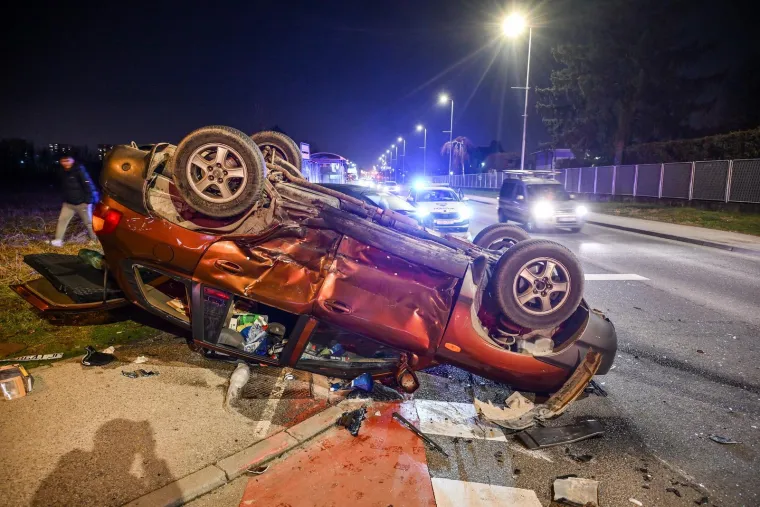 Grozne scene! Te&scaron;ka nesreća u Novom Zagrebu: Auto zavr&scaron;io na krovu, tri osobe ozlijeđene