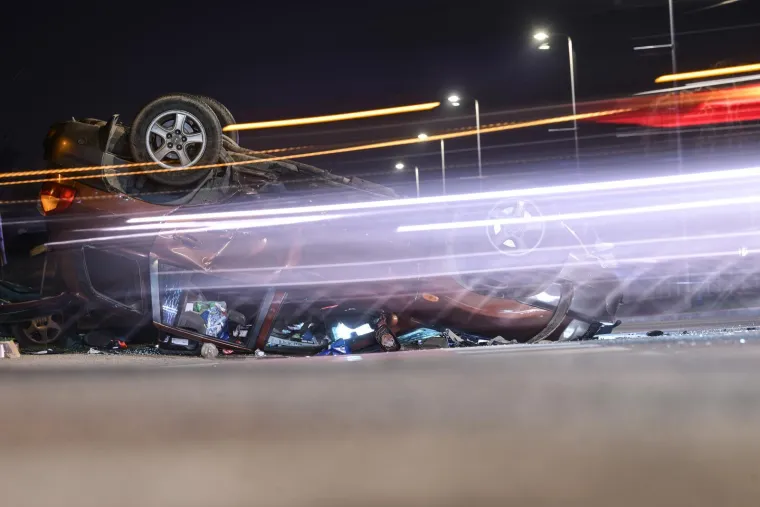 Grozne scene! Te&scaron;ka nesreća u Novom Zagrebu: Auto zavr&scaron;io na krovu, tri osobe ozlijeđene