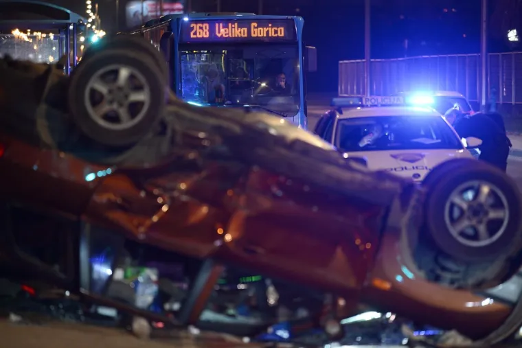 Grozne scene! Te&scaron;ka nesreća u Novom Zagrebu: Auto zavr&scaron;io na krovu, tri osobe ozlijeđene