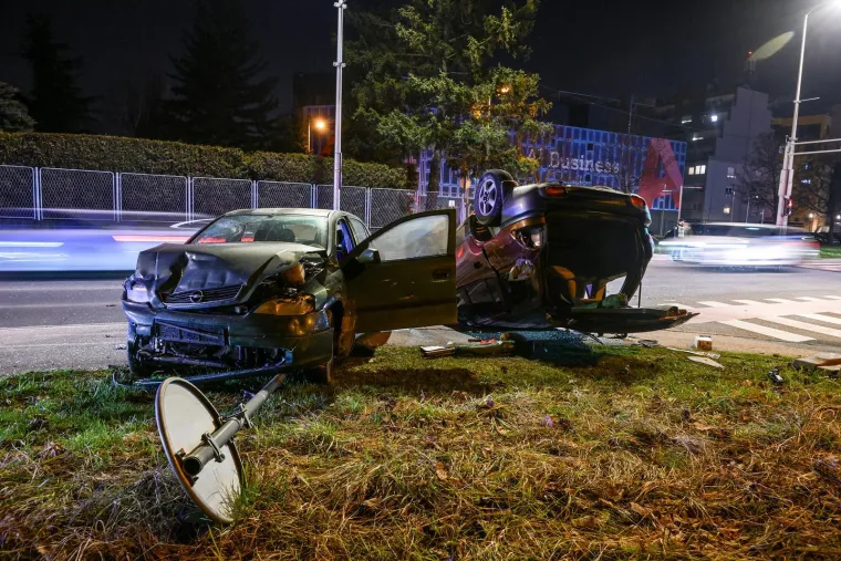 Grozne scene! Te&scaron;ka nesreća u Novom Zagrebu: Auto zavr&scaron;io na krovu, tri osobe ozlijeđene
