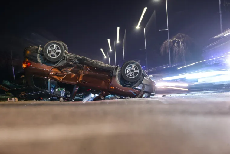 Grozne scene! Te&scaron;ka nesreća u Novom Zagrebu: Auto zavr&scaron;io na krovu, tri osobe ozlijeđene