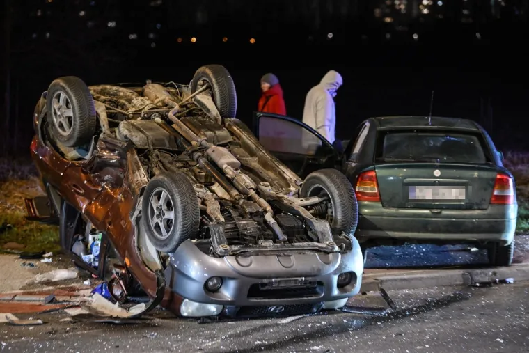 Grozne scene! Te&scaron;ka nesreća u Novom Zagrebu: Auto zavr&scaron;io na krovu, tri osobe ozlijeđene