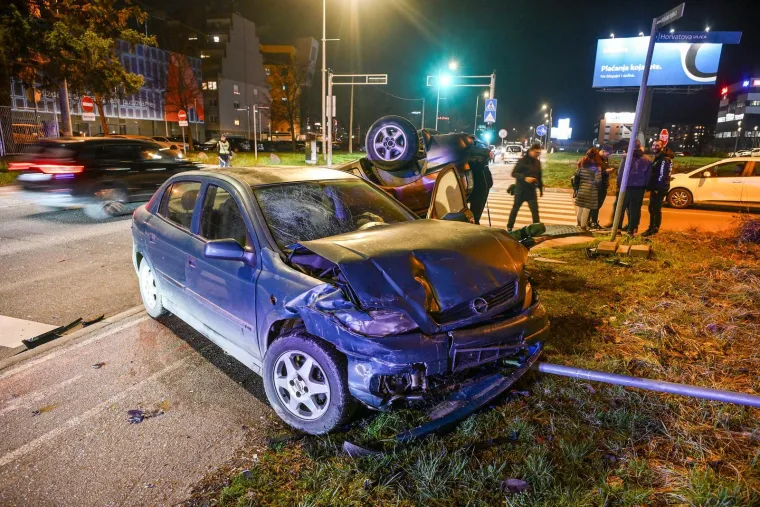 Grozne scene! Te&scaron;ka nesreća u Novom Zagrebu: Auto zavr&scaron;io na krovu, tri osobe ozlijeđene