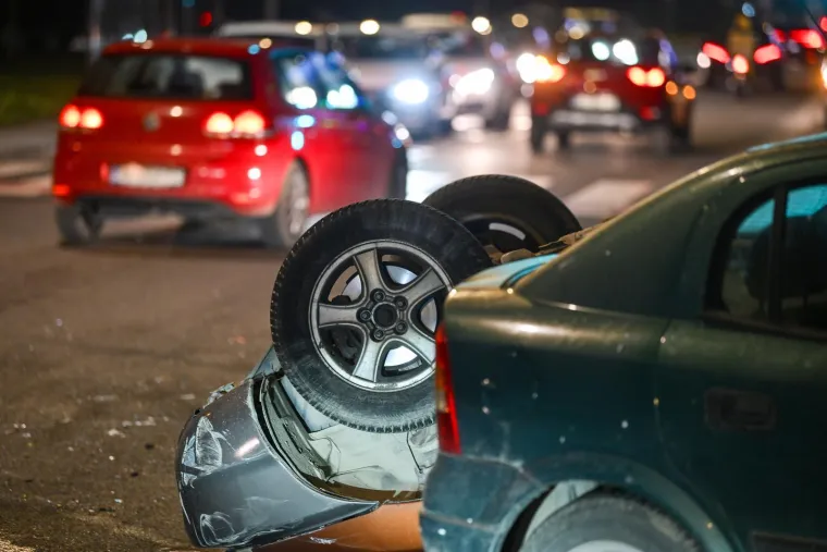 Grozne scene! Te&scaron;ka nesreća u Novom Zagrebu: Auto zavr&scaron;io na krovu, tri osobe ozlijeđene