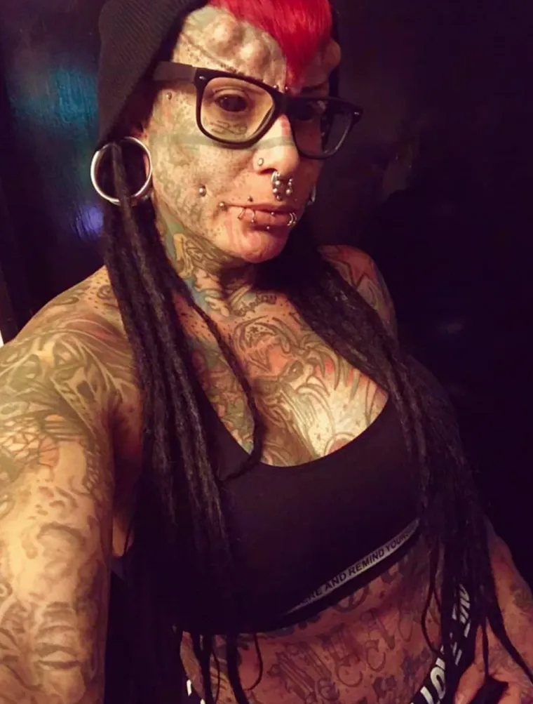 Ova vampirica mnogima ledi krv u žilama: Evo kako je izgledala prije, bila je nevjerojatno slatka