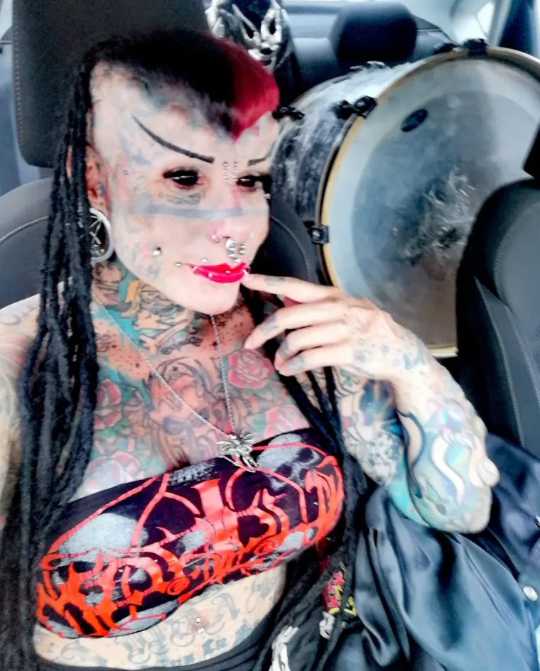 Ova vampirica mnogima ledi krv u žilama: Evo kako je izgledala prije, bila je nevjerojatno slatka