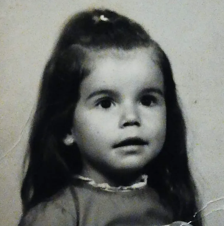 Ova vampirica mnogima ledi krv u žilama: Evo kako je izgledala prije, bila je nevjerojatno slatka