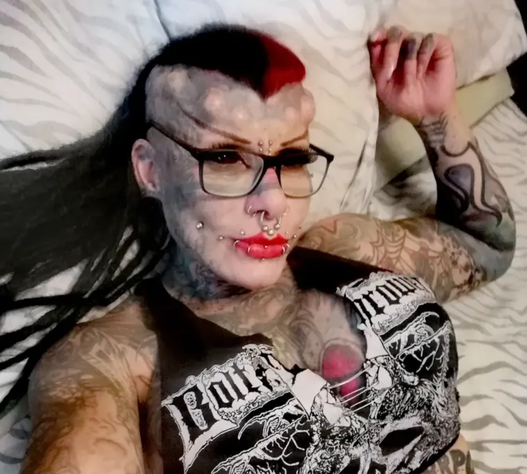 Ova vampirica mnogima ledi krv u žilama: Evo kako je izgledala prije, bila je nevjerojatno slatka