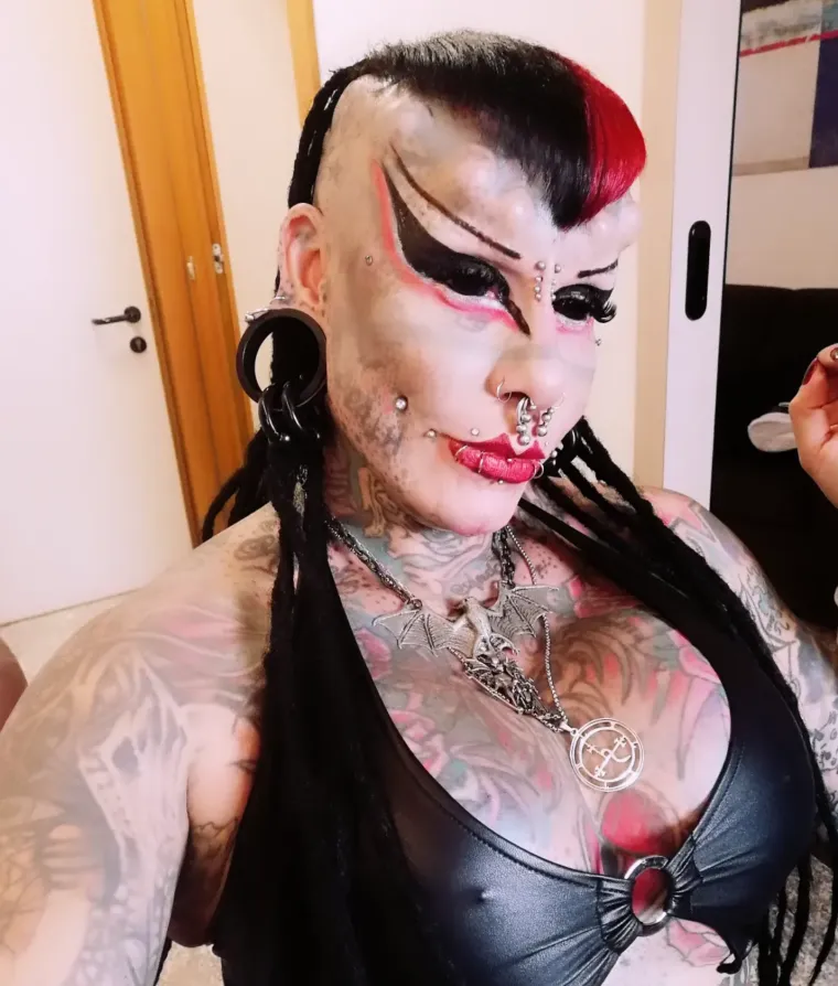 Ova vampirica mnogima ledi krv u žilama: Evo kako je izgledala prije, bila je nevjerojatno slatka