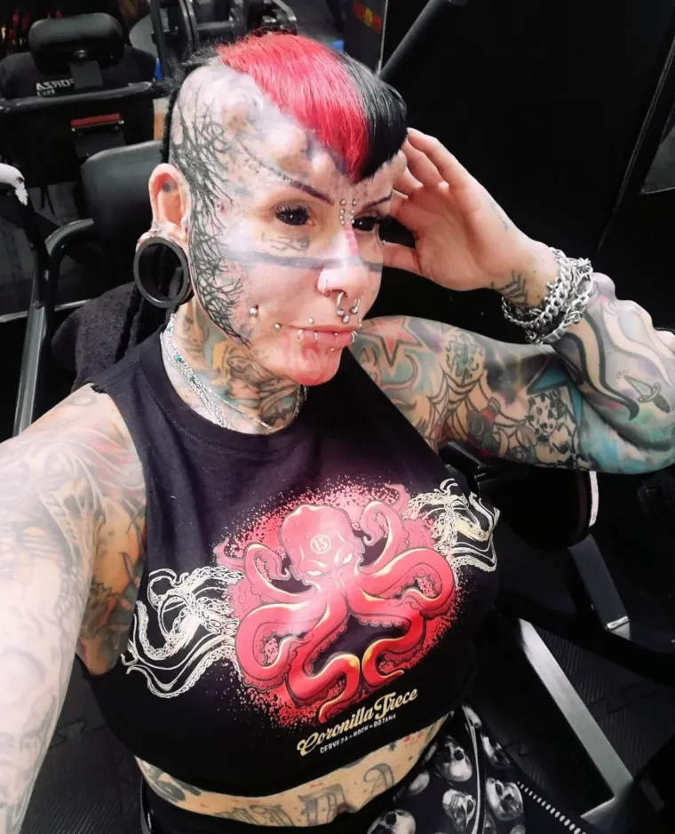 Ova vampirica mnogima ledi krv u žilama: Evo kako je izgledala prije, bila je nevjerojatno slatka